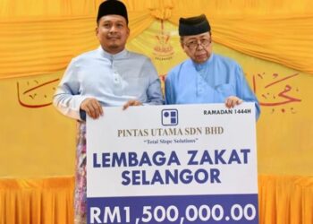 SULTAN Selangor, Sultan Sharafuddin Idris Shah mencemar duli mewakili Lembaga Zakat Selangor menerima penyerahan zakat daripada Zainudin. - GAMBAR IHSAN