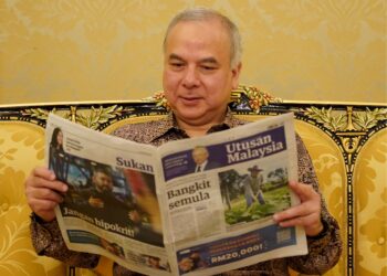 SULTAN Nazrin Muizzuddin Shah mahu Utusan Malaysia baharu terus melangkah ke hadapan menghadapi cabaran baharu. - UTUSAN/FAUZI BAHARUDIN