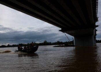 Sungai Pahang di Kuala Chini dan Sungai Serting di Jam, Bera melepasi paras bahaya pukul 11 pagi tadi.