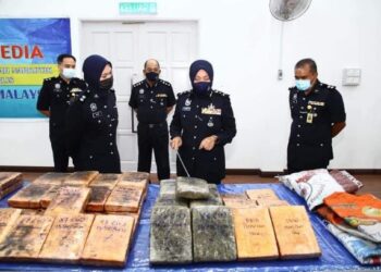 SURINA Saad (dua dari kanan) menunjukkan dadah jenis ganja yang berjaya dirampas dalam operasi pada 1 Syawal lalu dalam sidang akhbar di Ibu Pejabat Polis Kontinjen (IPK) Perlis di Kangar, Perlis hari ini. - FOTO/NAZLINA NADZARI