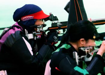 PENEMBAK negara, Nur Suryani Taibi (kiri) beraksi dalam acara 50 meter rifle 3 posisi di Lapang Sasara Menembak Asaka,Tokyo semalam. - KAMARUL AKHIR/ASIANA