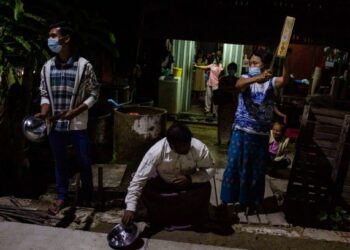 PENDUDUK di Yangon mengetuk periuk bagi menghasilkan bunyi yang kuat sebagai tanda membantah rampasan kuasa yang dilakukan oleh tentera Myanmar. - AFP