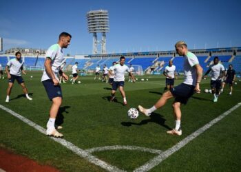 PEMAIN tengah Switzerland, Granit Xhaka (kanan) dan penyerang, Haris Seferovic mengambil bahagian dalam sesi latihan di Stadium Petrovsky, Saint Petersburg semalam menjelang perlawanan menentang Sepanyol. - AFP