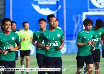 SYAHMI Safari (kiri) menjalani latihan bersama skuad Harimau Malaya.