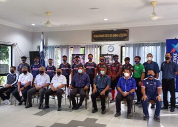 KHAIRUL Shahril Mohamed (depan, lima dari kiri) bergambar bersama tetamu dan pemain pasukan Anderson Thunderbolts pada majlis penyerahan jersi pasukan itu untuk Liga Hoki Remaja Kebangsaan 2021 di Kelab Andersonian di Ipoh hari ini. - UTUSAN/AZIZAN HASHIM