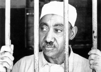 Sayyid Qutb, penulis Tafsir Fi Zilal Al-Quran dan Pemandangan Kiamat Dalam Quran meninggal dunia semasa dalam penjara di Mesir pada 1966.