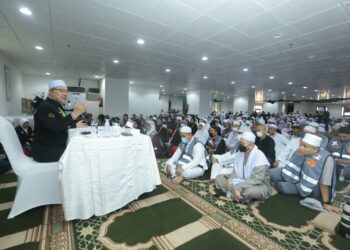 Syed Saleh Syed Abdul Rahman berucap di hadapan jemaah haji dalam majlis pelantikan sahabat maktab di Mekah, semalam.