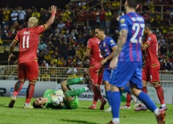 AHMAD Syihan Hazmi Mohamed mengalami kecederaan ketika membantu Negeri Sembilan menentang Johor Darul Ta’zim dalam perlawanan Liga Super di Stadium Tuanku Abdul Rahman, Paroi, Rabu. 
– UTUSAN/MOHD. SHAHJEHAN MAAMIN