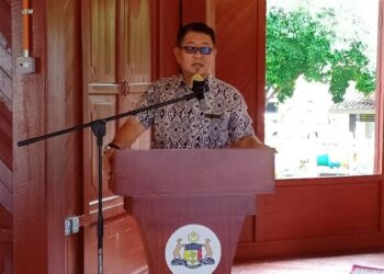 MUHAMMAD Jailani Khamis berucap pada Majlis Penyerahan Projek Balai Adat Perkahwinan Melayu Asli di Dataran Keris, Alor Gajah, Melaka. - FOTO/MUHAMMAD SHAHIZAM TAZALI