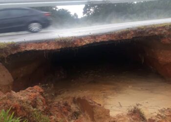 KEADAAN jalan berikutan tanah runtuh di KM 63 dan 73 Jalan Kuantan-Segamat.