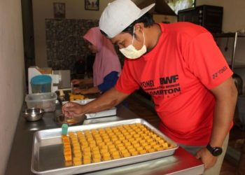 PROSES menghasilkan tart nanas kini hanya dilakukan Siti Aminah Othman bersama suaminya, Muhammad Firdaus Zanil di rumah mereka di Kampung Parit Buluh, Air Kuning Selatan, Gemencheh, Tampin, Negeri Sembilan baru-baru ini. – FOTO/NOR AINNA HAMZAH