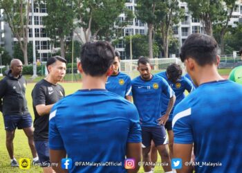 TAN Cheng Hoe (kiri) tidak harus dipersalahkan sepenuhnya atas kegagalan Harimau Malaya pada Piala AFF di Singapura.