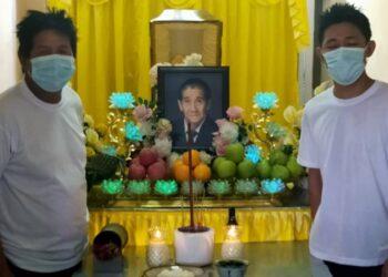 ABANG sulung Tan Cheng Hoe, Tan Cheng Hun, 62, (kiri) bersama adiknya, Tan Cheng San, 48, di sisi keranda mendiang bapa mereka, Tan Chooi Siak di Alor Setar hari ni.