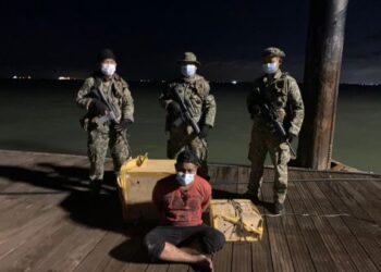 TEKONG warga Indonesia yang ditahan ketika cuba menyeludup barangan terlarang di perairan Johor berhampiran Teluk Ramunia, Mersing di Johor.