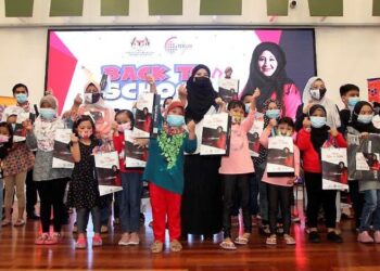 NAJWAH Halimah Ab. Halim (tengah) bersama murid-murid dan pelajar sekolah yang menerima bantuan peralatan sekolah dalam program Back To School anjuran Tekun Nasional di Mydin Mall Mutiara Rini, Johor Bahru hari ini. - FOTO/RAJA JAAFAR ALI