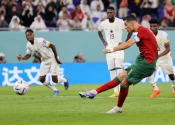 RONALDO menyempurnakan sepakan penalti untuk gol pertama Portugal ketika  menentang Ghana di Piala Dunia Qatar 2022.