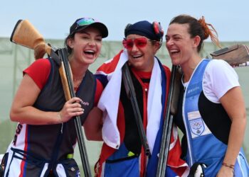 LESSANDRA Perilli (kanan) bersama pemenang pingat emas, Zuzana Rehak Stefecekova (tengah) dan Kayle Browning (gangsa) acara trap wanita Sukan Olimpik di Lapang Sasar Menembak Asaka, Nerima semalam. – AFP