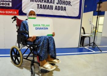 TENGKU Zohoriah Zainudin sudah menerima suntikan vaksin di Dewan Muafakat Johor Adda Heights di Johor Bahru. - FOTO/RAJA JAAFAR ALI