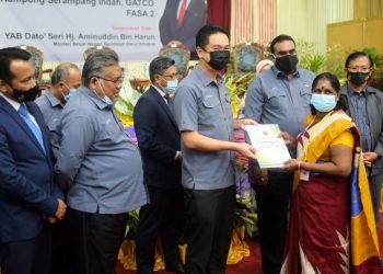  TEO Kok Seong menyampaikan geran hak milik tanah kepada penduduk Kampung Serampang Indah pada majlis penyampaian fasa kedua di Dewan Besar Pejabat Daerah Jempol, Jempol, Negeri Sembilan hari ini.