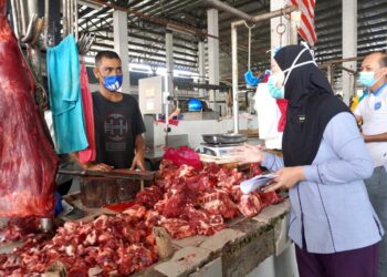 NORAZAH Jaapar membuat pemeriksaan terhadap peniaga daging sempena fasa kedua SHMMP 2021 di Pasar Besar Sena, Kangar, Perlis hari ini.- UTUSAN/NAZLINA NADZARI