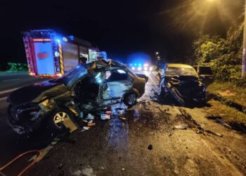 KEADAAN dua kereta terbabit nahas di Kilometer 34, Jalan Ipoh-Kuala Kangsar dekat Sungai Siput, Perak,  semalam. - UTUSAN/IHSAN PDRM