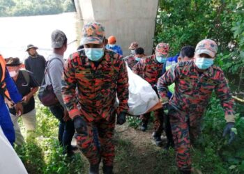 ANGGOTA bomba membawa mayat mangsa lemas di jambatan Kampung Bukit Sapi di Lenggong hari ini. - IHSAN JBPM