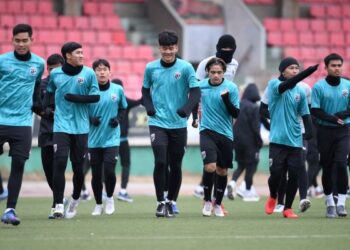 PEMAIN Thailand menjalani latihan akhir di Ulaanbaatar, Mongolia semalam dalam persiapan menghadapi Malaysia pada aksi terakhir Kumpulan J, kelayakan Piala Asia B-23 esok. - IHSAN THAILAND FA