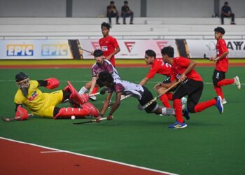 PEMAIN THT, Mohammad Akhimullah Anuar Esook (tengah) diasak oleh pemain TNB Thunderboalts pada aksi MHL 2023 di Stadium Hoki MBKT, Kuala Terengganu, petang tadi. - UTUSAN/PUQTRA HAIRRY ROSLI