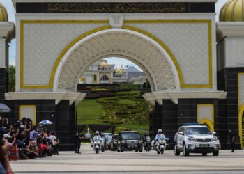 Muhyiddin Yassin  meninggalkan pekarangan Istana Negara selepas menghadap Yang di-Pertuan Agong  semalam. . UTUSAN/SHIDDIEQIN ZON