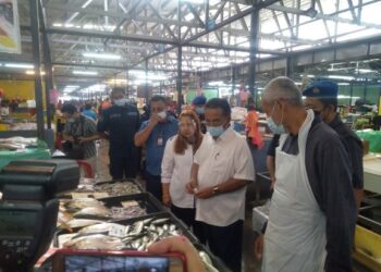 NORENA Jaafar (tiga dari kanan) bersama Ismail Othman (dua dari kanan) meninjau gerai peniaga pada program Walkabout SHMMP 2021 di Pasar Besar Awam Melaka, Melaka. - UTUSAN/MUHAMMAD SHAHIZAM TAZALI