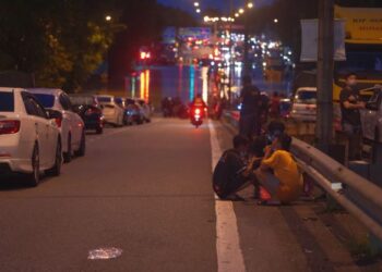 Keadaan banjir kilat akibat limpahan air dari Sungai Damansara mengakibatkan jalan di Jalan Subang ditenggelami air dan tidak boleh dilalui oleh kenderaan ketika tinjauan di sini, hari ini.-UTUSAN/ FARIZ RUSADIO