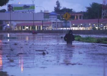 BANJIR kilat terjadi   disebabkan kuantiti sampah dan mendapan yang tinggi dalam sistem pengairan di sesuatu kawasan perbandaran.  -UTUSAN/FARIZ RUSADIO