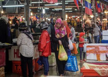 KERAJAAN diminta menyelami dan memahami bebanan yang ditanggung oleh golongan kurang berkemampuan yang semakin ditekan dengan kos sara hidup tinggi. – UTUSAN/FARIZ RUSADIO