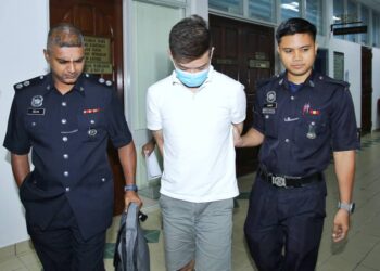 LEONG Yew Hong (tengah) didenda RM8,000 selepas mengaku bersalah atas pertuduhan menipu majikannya dengan cara meluluskan kad kredit pelanggan bagi kegunaan sendiri ketika didakwa di Mahkamah Taiping hari ini. - UTUSAN/MUHAMAD NAZREEN SYAH MUSTHAFA