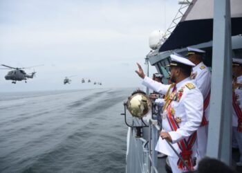 MOHD. Reza Mohd. Sany diberi penghormatan sempena persaraannya di Pangkalan TLDM Lumut, Perak, hari ini. - UTUSAN/IHSAN TLDM