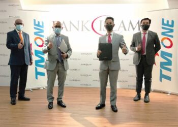 Mohamed Iran Moriff Mohd. Shariff dan Ahmad Taufek Omar selepas majlis menandatangani MoU antara Bank Islam dan TM ONE, semalam.