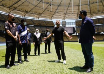 TUNKU Ismail Sultan Ibrahim meninjau keadaan Stadium Nasional, Bukit Jalil hari ini sambil diiringi Menteri Belia dan Sukan, Datuk Seri Ahmad Faizal Azumu. - UTUSAN/SHDDIEQIIN ZON