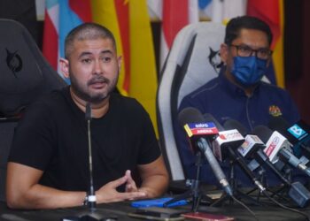 TUNKU Ismail Sultan Ibrahim dalam sidang akhbar selepas meninjau keadaan padang di Stadium Nasional, Bukit Jalil semalam. – MINGGUAN/SHDDIEQIIN ZON