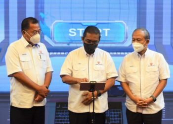 TAKIYUDDIN Hassan merasmikan TNB Reskilling Malaysia dan TNB Protégé sambil disaksikan oleh Hasan Arifin (kanan) dan Baharin Din di ILSAS, Bangi, hari ini.