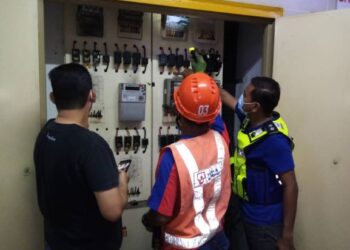 ANGGOTA polis dan TNB memeriksa meter elektrik sebuah premis judi online di Seksyen 16, Shah Alam.