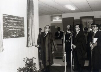 Perdana Menteri, Tun Abdul Razak Hussein (kiri) merasmikan Fakulti Pergigian Universiti Malaya di Kuala Lumpur pada 1975. Turut kelihatan Tun Dr. Mahathir Mohamad (Menteri Pelajaran) dan Ungku Abdul Aziz Ungku Abdul Hamid. – JABATAN PENERANGAN