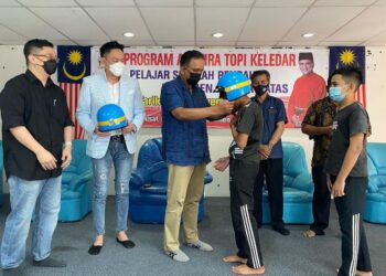 REEZALl Merican Naina Merican memakaikan topi keledar pada seorang pelajar selepas majlis program Adiwira Topi Keledar Pelajar Sekolah Rendah anjuran Yayasan Perintis Malaysia (MyPerintis) peringkat Parlimen Kepala Batas, Pulau Pinang.