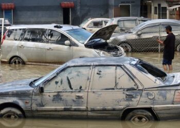 ANTARA kereta yang tersadai akibat ditenggelami banjir di Taman Sri Muda, Seksyen 25, Shah Alam, Selangor. - UTUSAN/ZULFADHLI ZAKI