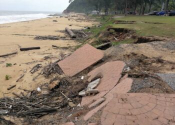 TREK joging antara kemudahan yang musnah akibat hakisan pantai yang serius di Pantai Teluk Gadung di Dungun, Terengganu.