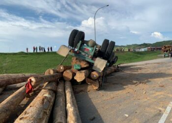 SEBUAH treler sarat muatan balak terbalik selepas bergesel dengan sebuah Proton Wira di Kilometer 5 Jalan Gua Musang-Kuala Krai, di Gua Musang, Kelantan, semalam.