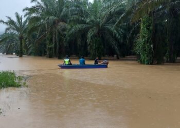 ADAM Haqimi Aqil Alias (tengah) dibawa keluar pasukan penyelamat selepas terperangkap lebih enam jam di ladang Risda Cherul, Kemaman, Kemaman, hari ini. 