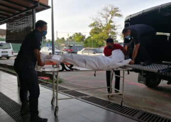 MAYAT dua beradik yang maut dalam kemalangan di Kilometer 170 Jalan Jerangau-Jabor, dibawa ke Unit Forensik Hospital Kemaman, Terengganu. - NIK NUR IZZATUL HAZWANI NIK ADNAN