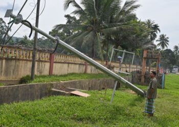 SAIDI Seman melihat sistem amaran awal bencana yang tumbang akibat arus deras dalam kejadian banjir besar di Kampung La, Hulu Besut, Terengganu. - MINGGUAN/PUQTRA HAIRRY