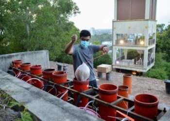 MOHD. Syahiran Shafie melakukan persiapan bedilan bunga api untuk menandakan masuk waktu berbuka puasa di Kuala Terengganu, Terengganu. – UTUSAN/PUQTRA HAIRRY ROSLI