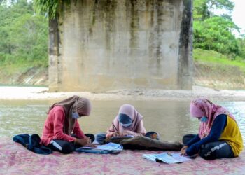 Ada murid terpaksa keluar dari rumah untuk mengikuti kelas pengajaran dan pembelajaran (PdP)  secara dalam talian ekoran capaian internet yang lemah di kawasan mereka. – Gambar hiasan/PUQTRA HAIRRY ROSLI